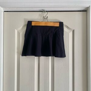 Divided short tennis skirt